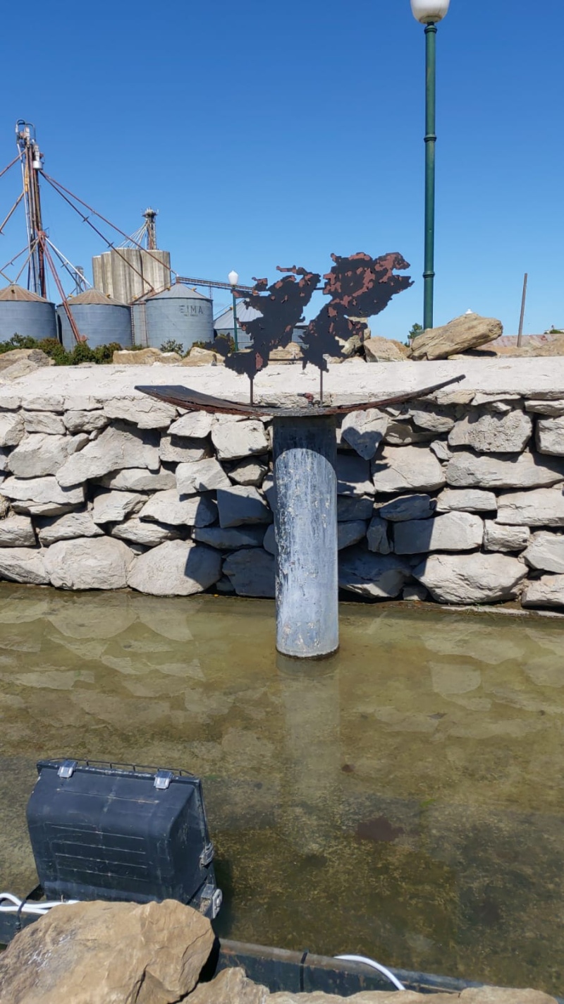 Limpiaron el agua de la fuente de Malvinas, pero las islas siguen muy descuidadas