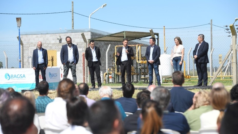 Kicillof inauguró la red de gas natural para Guaminí y Laguna Alsina