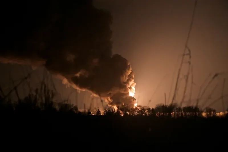 Una refinería de petróleo arde en Vasylkiv, región de Kiev