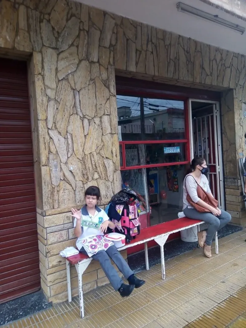 Milagros comiendo en un kiosco cercano a la escuela.