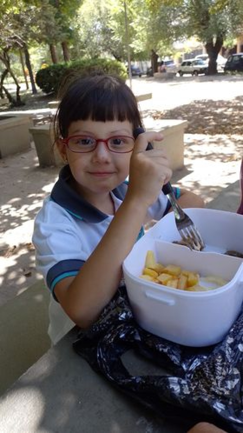 Milagros, la nena de 6 años que es celíaca y tuvo que comer en una plaza porque su colegio no le dejaba usar el comedor