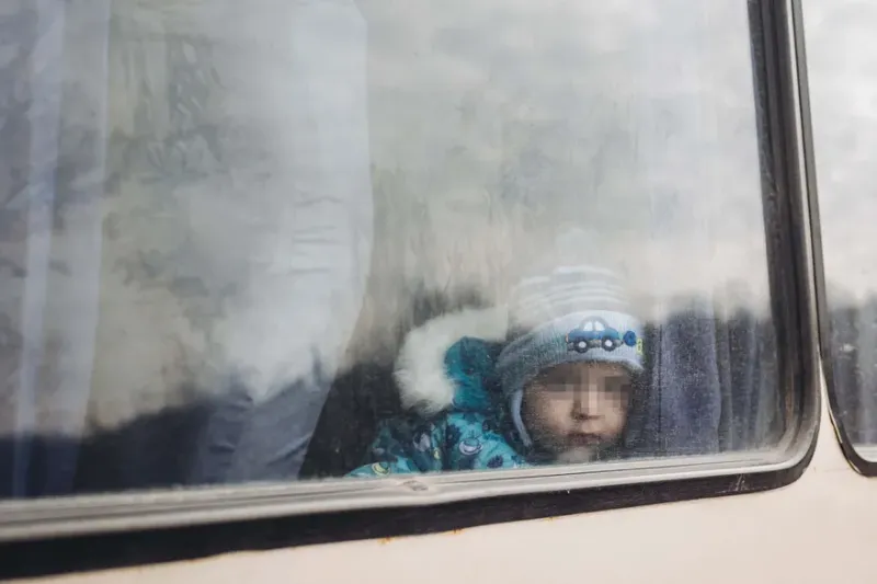 Un niño en un colectivo en Lisichansk, Oblast de Lugansk