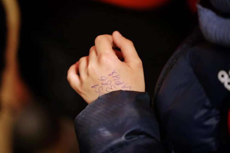 La madre del pequeño lo envió con un número telefónico escrito en la mano. (Foto: Facebook/Polícia Slovenskej republiky)