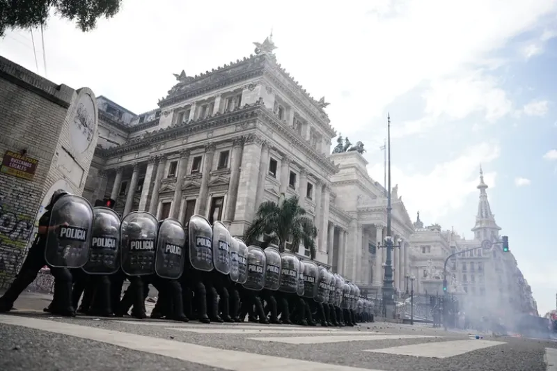 Por un amparo del diputado Recalde, las fuerzas de seguridad de la Ciudad solo puedes usar los escudos para enfrentar a los violentos