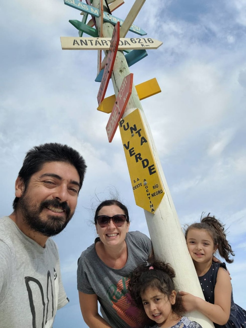 Son de Tandil, viajan a bordo de un camión de bomberos y recorren Argentina junto a sus dos hijas