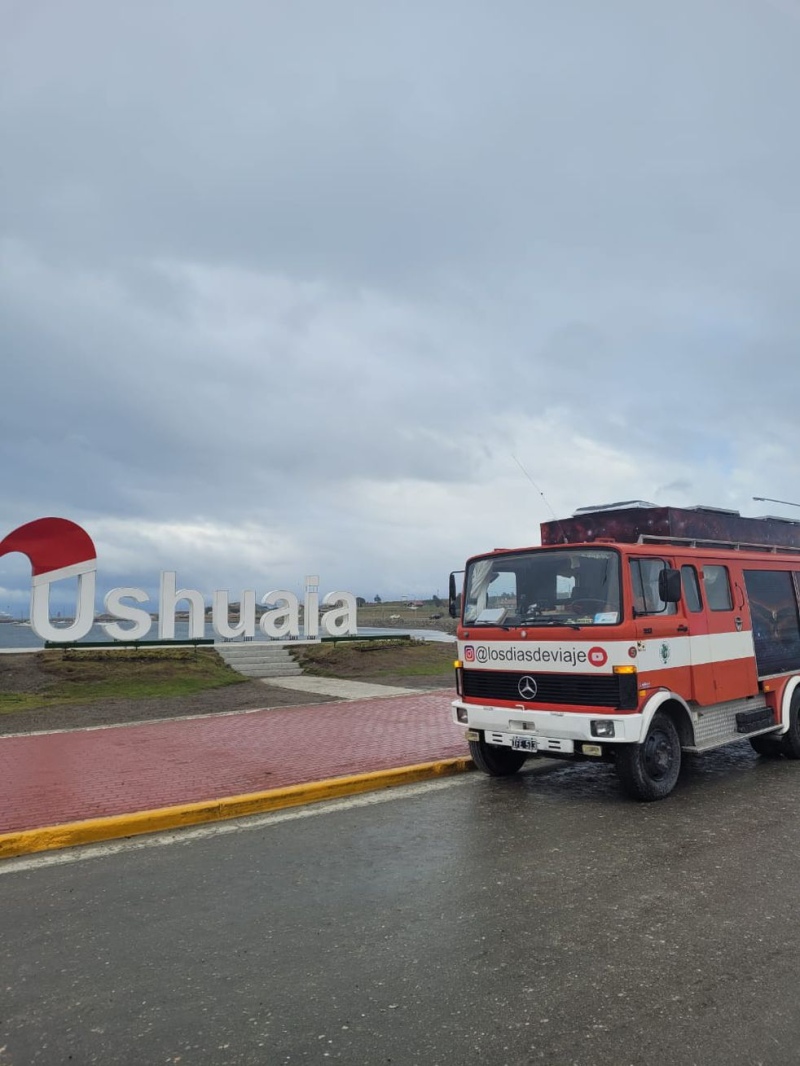 Son de Tandil, viajan a bordo de un camión de bomberos y recorren Argentina junto a sus dos hijas