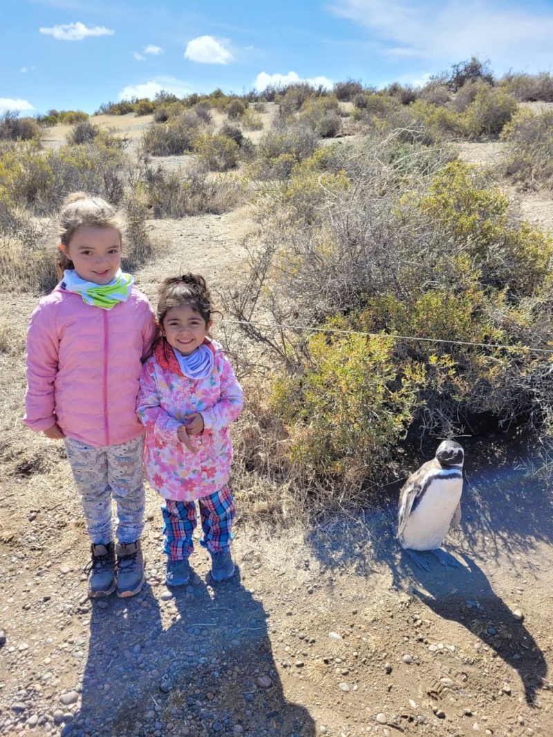 Son de Tandil, viajan a bordo de un camión de bomberos y recorren Argentina junto a sus dos hijas