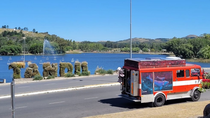 Son de Tandil, viajan a bordo de un camión de bomberos y recorren Argentina junto a sus dos hijas