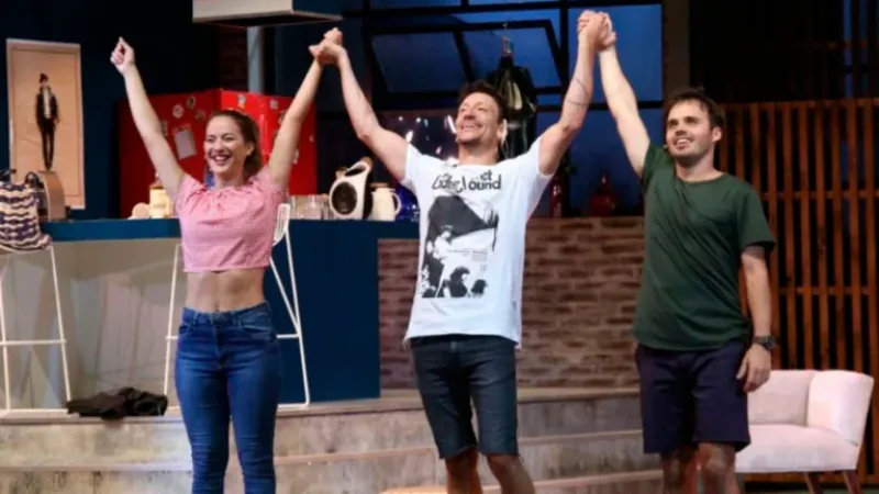 Flor Vigna con Nico Vázquez y Benjamín Rojas, en el saludo final de Una semana nada más