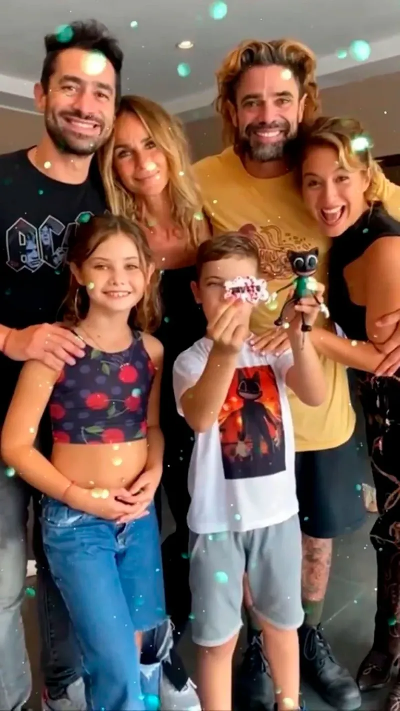 Luciano Castro y Sabrinas Rojas, junto a sus respectivas nuevas parejas, Flor Vigna y El Tucu López, y sus hijos, Esperanza y Fausto