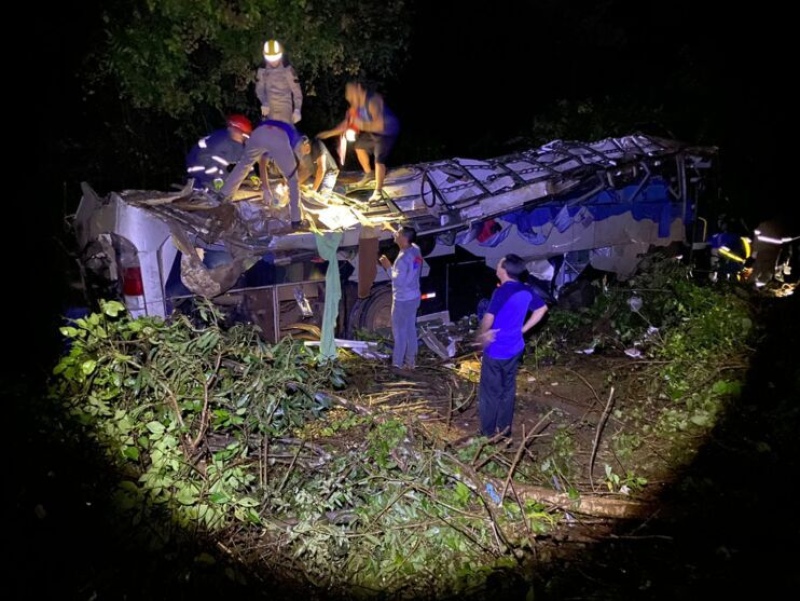 Tragedia en el sur de Brasil: un micro cayó por un acantilado y al menos 11 personas murieron