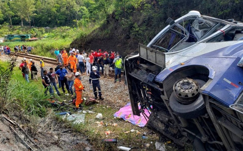 Tragedia en el sur de Brasil: un micro cayó por un acantilado y al menos 11 personas murieron