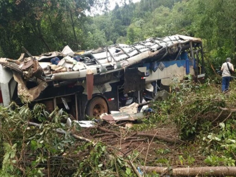 Tragedia en el sur de Brasil: un micro cayó por un acantilado y al menos 11 personas murieron