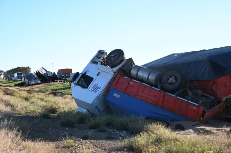 Ruta 33: un muerto en choque entre varios camiones y una camioneta