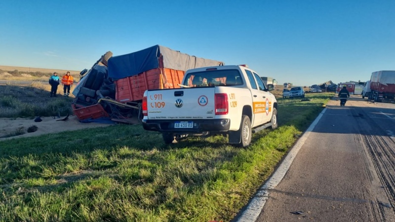 Ruta 33: un muerto en choque entre varios camiones y una camioneta