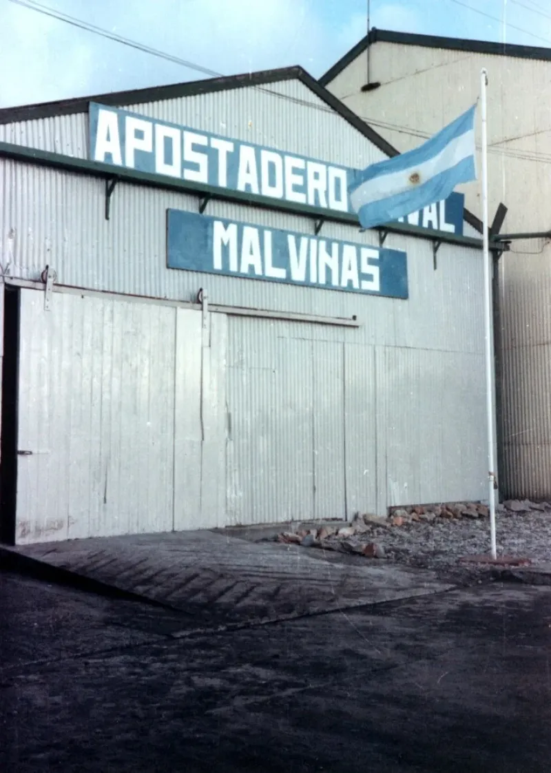 La bandera argentina flamea en el Apostadero Naval Malvinas.