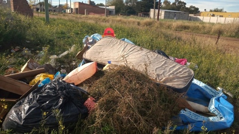 Tornquist: tiró basura donde no correspondía y, tras verlo por cámaras que funcionan, lo multaron