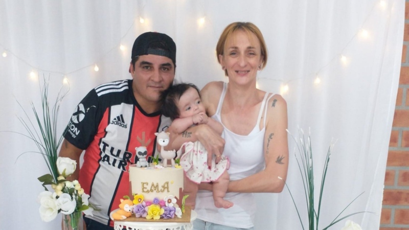 Ema con mamá y papá.