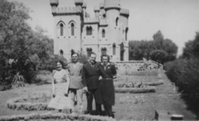 De ropa oscura, Ivonne Allaire, sobrina de la princesa y su esposo, el Dr. Domingo Arabetti.