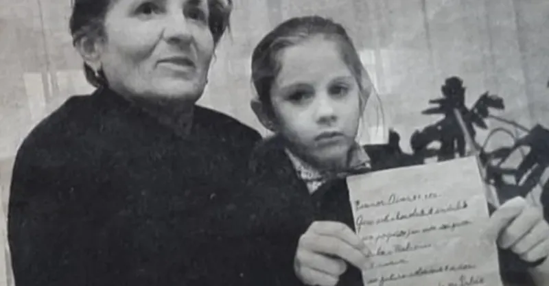 SILVANA Y SU ABUELA, QUIEN LE COMPRÓ EL CHOCOLATE QUE CONTENÍA LA CARTA. CRÉDITO