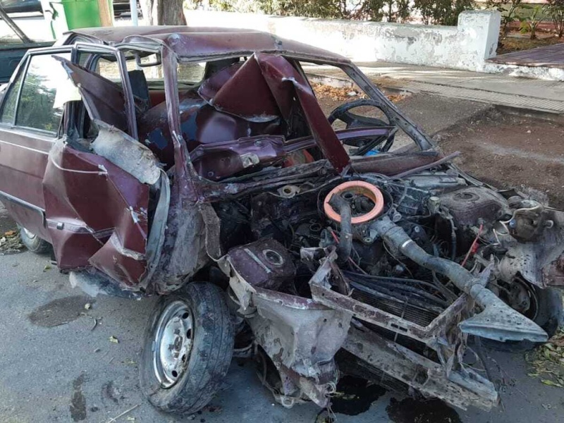 Así quedó el Renault 9 en el que viajaban las víctimas.