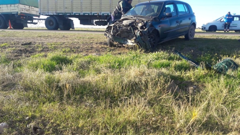 Un auto y un camión terminaron en la banquina tras un fuerte accidente en la Ruta 33