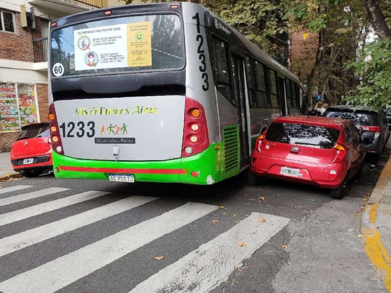 ”Si dejaste el auto en Blanco Encalada y lo encontraste chocado, fue el colectivo de la foto”