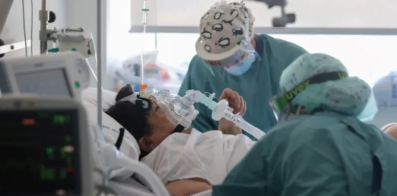 Un paciente con coronavirus en un hospital de Barcelona, en una imagen de agosto de 2021.