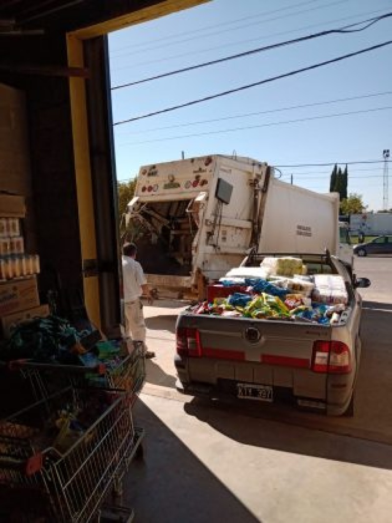 Bromatología decomisó mercadería vencida en un supermercado de Pueblo San José