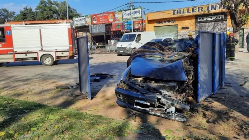 Cuatro jóvenes volvían de una fiesta y murieron al chocar contra un árbol