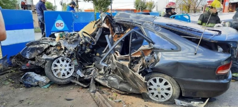 Cuatro jóvenes volvían de una fiesta y murieron al chocar contra un árbol