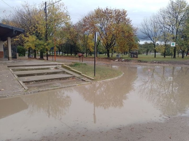 Esquina de la escuela N° 15 de Huanguelén cuando llueve