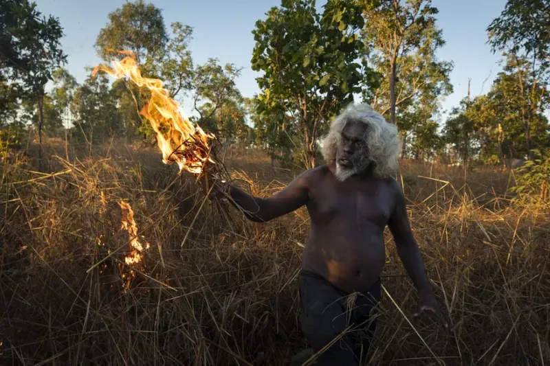 En la categoría Historia Gráfica del Año Matthew Abbott ganó el premio World Press Photo con un reportaje sobre la quema controlada de arbustos por parte de los pueblos indígenas de Australia