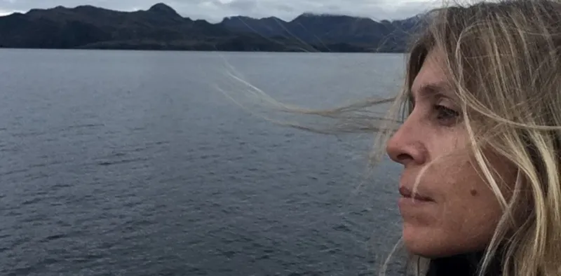 Mirada. A Gretel Gaffoglio el mar le trae recuerdos sobre el rol de su padre en Malvinas.