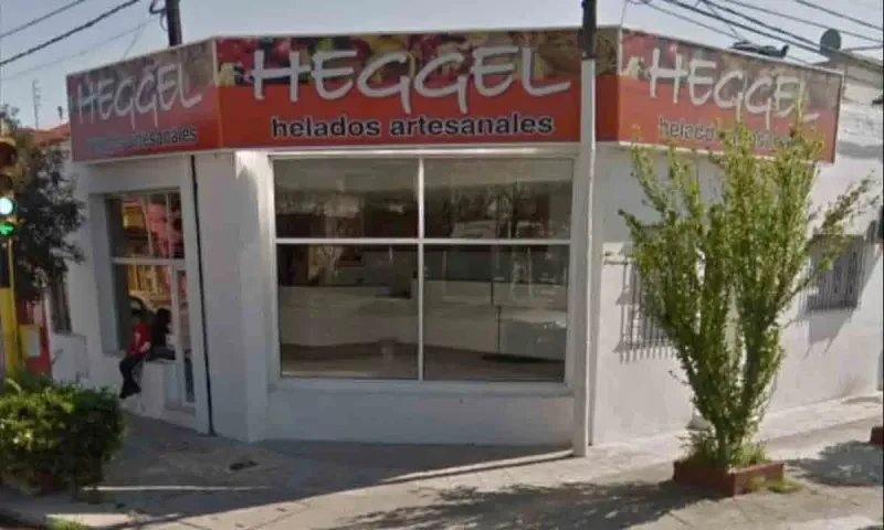 Acosó a la empleada de una heladería y amenazó con cortarle la garganta