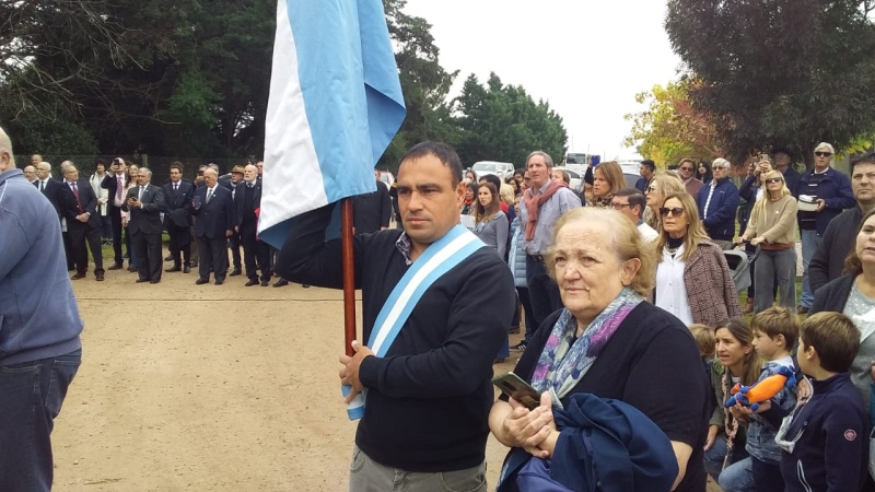 En un marco de alto patriotismo, y con la presencia de heroicos veteranos de guerra, se inauguró la plazoleta Honor y Gloria