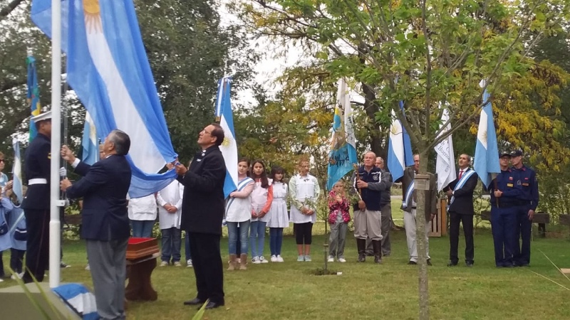 En un marco de alto patriotismo, y con la presencia de heroicos veteranos de guerra, se inauguró la plazoleta Honor y Gloria