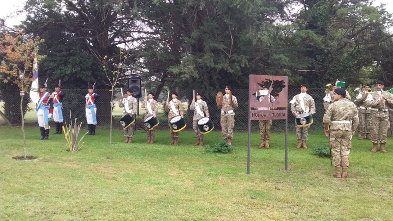 En un marco de alto patriotismo, y con la presencia de heroicos veteranos de guerra, se inauguró la plazoleta Honor y Gloria