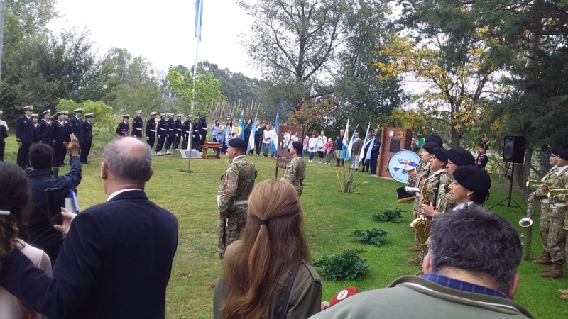 En un marco de alto patriotismo, y con la presencia de heroicos veteranos de guerra, se inauguró la plazoleta Honor y Gloria