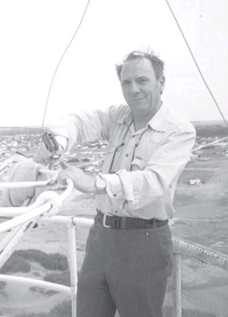 Lito López Cabañas en la cima del faro instalando la antena