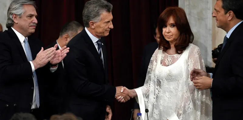 Mauricio Macri saluda a Cristina Kirchner en el recambio presidencial de 2019. Observan Alberto Fernández y Sergio Massa.