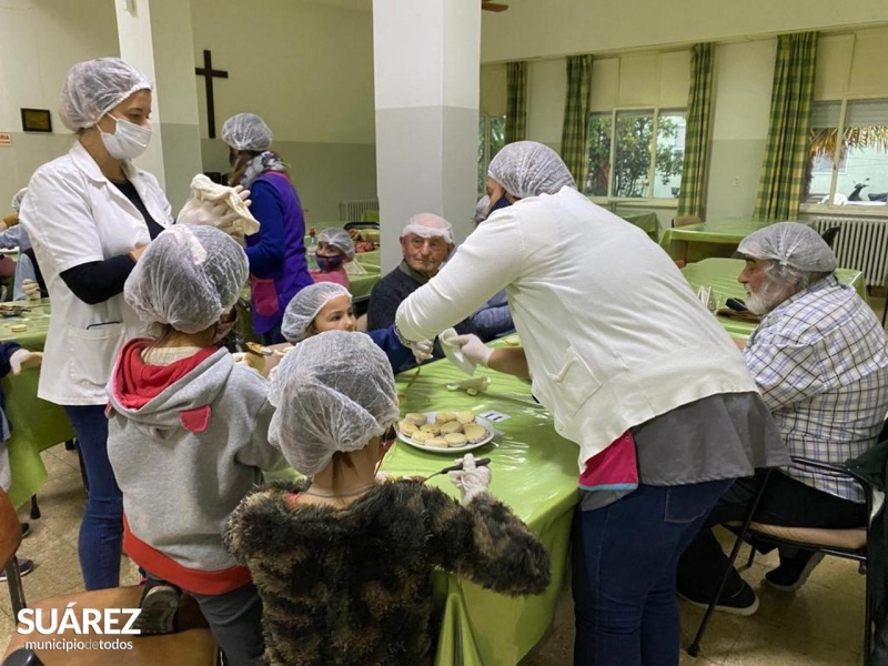 Mañana de alfajorcitos de maicena en el Hogar de Ancianos “Domingo Goñi”