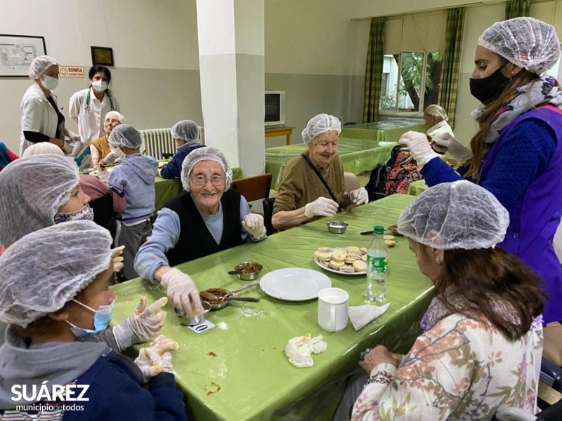 Mañana de alfajorcitos de maicena en el Hogar de Ancianos “Domingo Goñi”