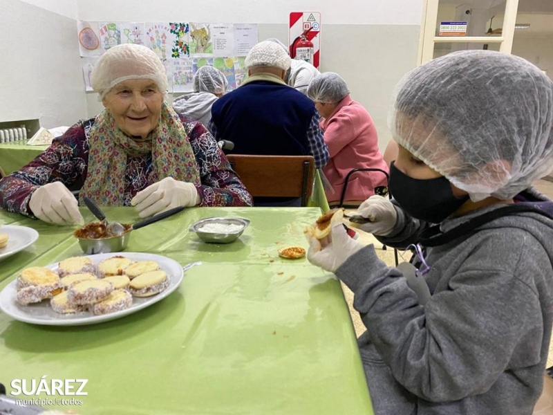 Mañana de alfajorcitos de maicena en el Hogar de Ancianos “Domingo Goñi”