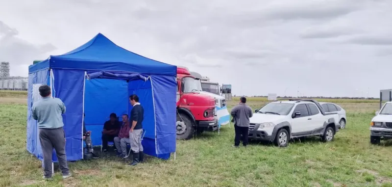 Transportistas de Coronel Pringles están apostados en las rutas 85 y 51