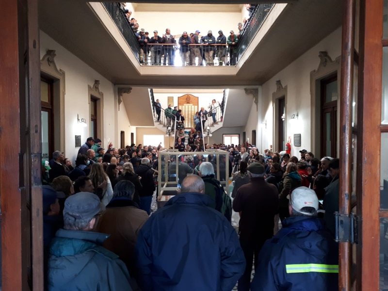 Los empleados del municipio protestan en el hall