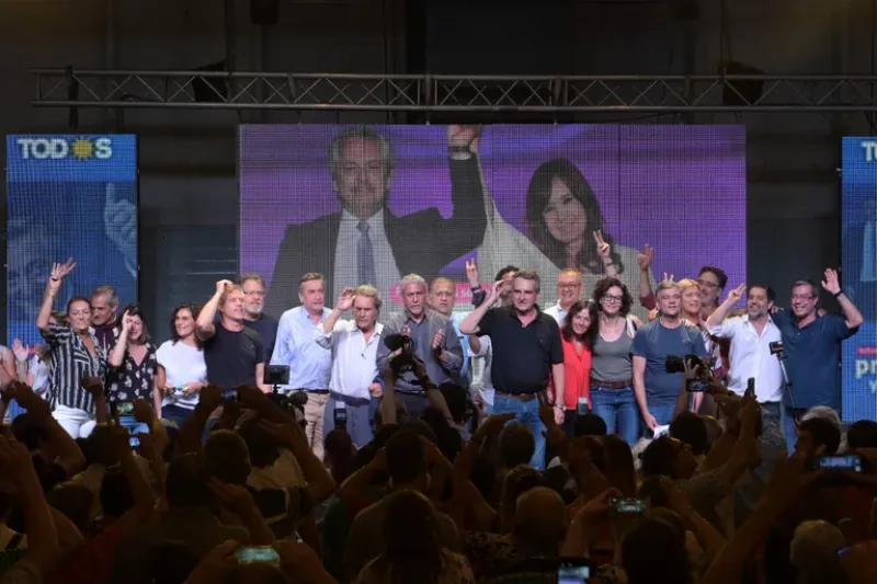  Foto final del acto en Rosario de la Corriente de la Militancia con Agustín Rossi, Vilma Ibarra, Jorge Ferraresi, Matías Kulfas y Juan Zabaleta