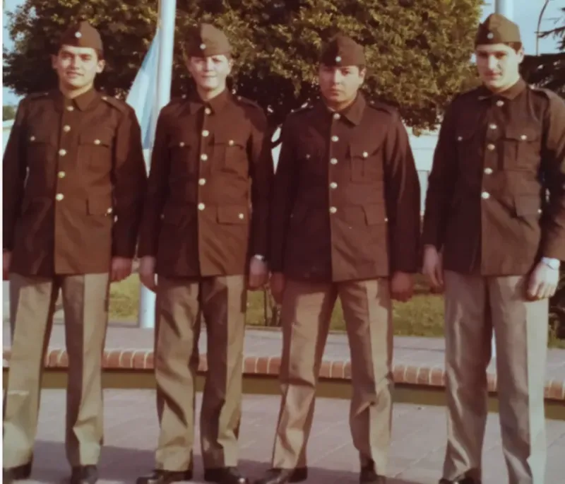 Después de la guerra, los cuatro soldados de Monte Buey, ya de licencia, en el primer acto de reconocimiento de su pueblo, organizado por la municipalidad el 9 de julio de 1982