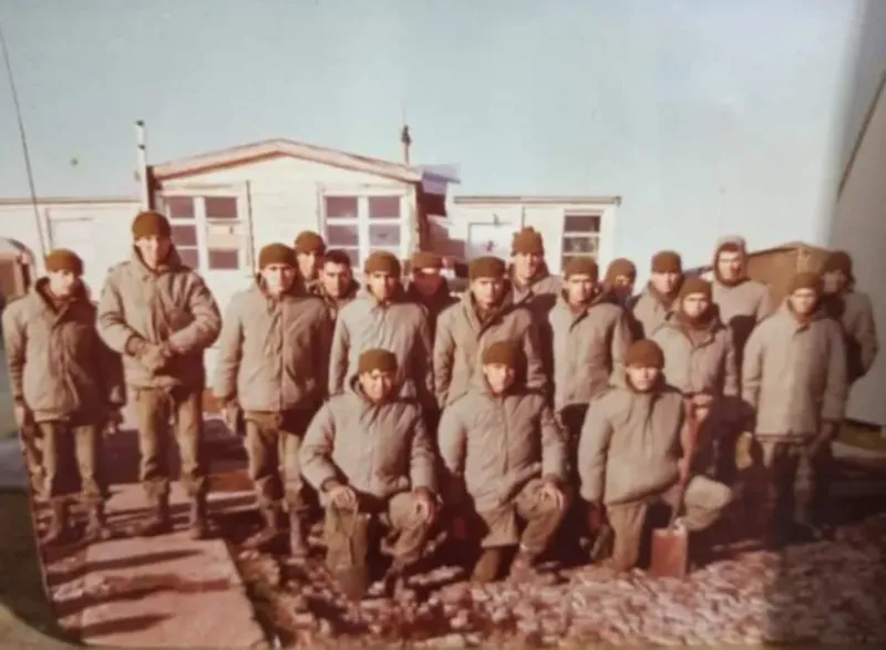 Recién llegados a Puerto Argentino, ese 2 de abril de 1982, Victor Ventura junto al resto de los soldados del Regimiento de Infantería 25