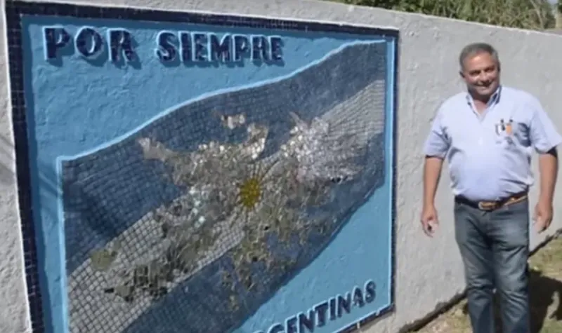 En Monte Buey, Ventura en el monumento que el municipio les hizo a los soldados que estuvieron en Malvinas durante el conflcito con Inglaterra